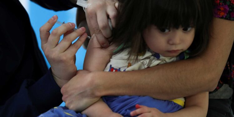 Εμβόλιο Covid-19: Οφέλη και διλήμματα για τον εμβολιασμό στα παιδιά – Τι έδειξαν οι μελέτες